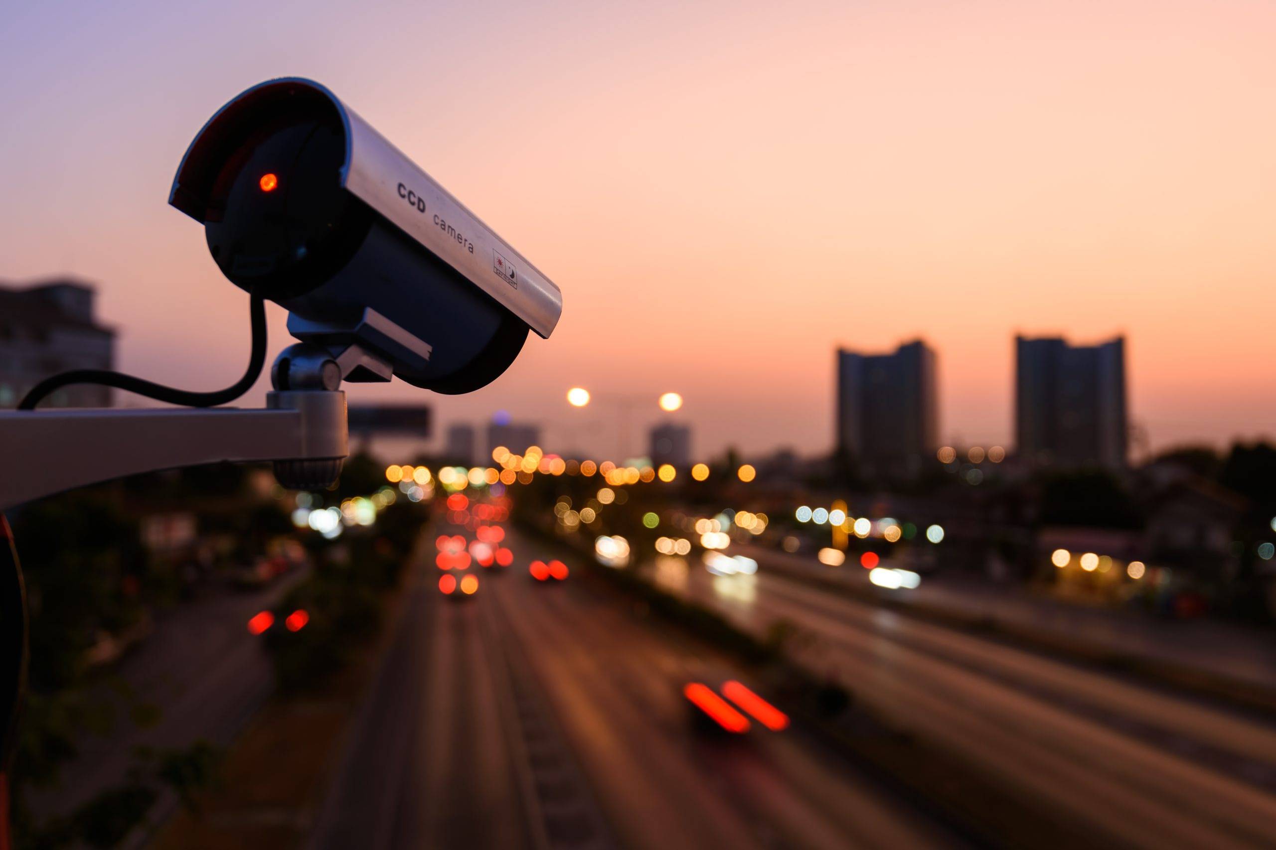 Telecamera di sorveglianza puntata sul traffico di una strada al tramonto