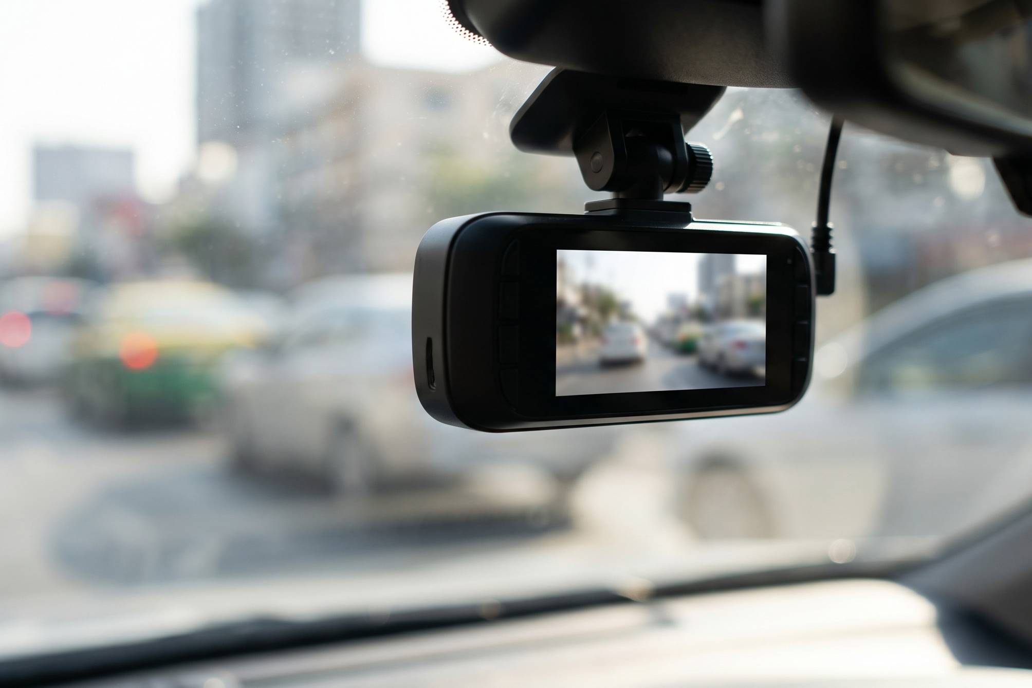 Dashcam installata sul parabrezza che riprende il traffico cittadino